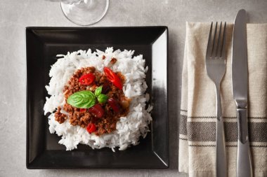 Chili con carne pilav ile servis 