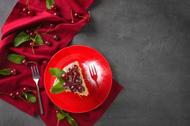 kek kiraz ile dekore edilmiş 