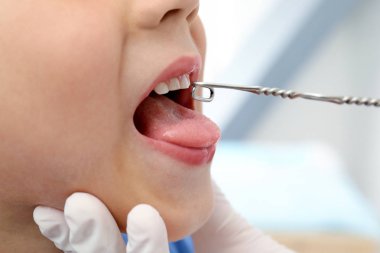 Konuşma terapisti'nın ofisinde, portre sevimli çocuk