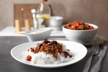 Chili con carne pilav ile servis 