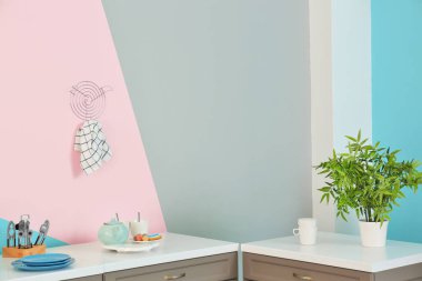 Mutfak gereçleri mutfak masasında