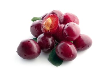 Beyaz arka plan üzerinde olgunlaşmış taze Erik