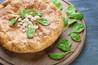 Ispanaklı ahşap tahta üzerinde lezzetli pasta