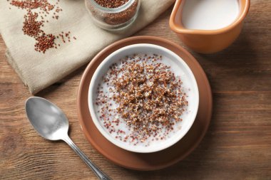 Haşlanmış quinoa tahıl ve süt ile kase