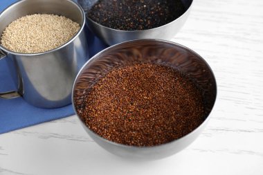 Quinoa tohumları ile kase 