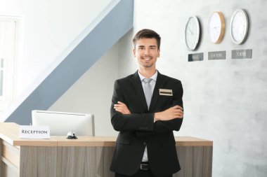 Otelde çalışan erkek resepsiyonist.