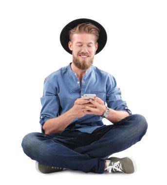 Beyaz arka plan üzerinde akıllı telefon kullanan genç hipster adam