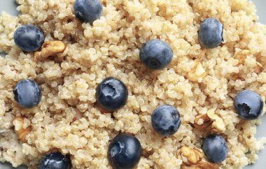 Tatlı bir yaban mersini ve quinoa ile