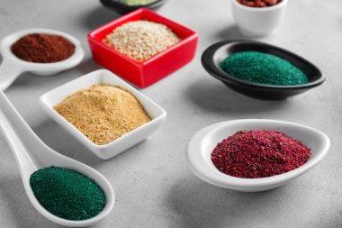 Renkli superfood tozlar 