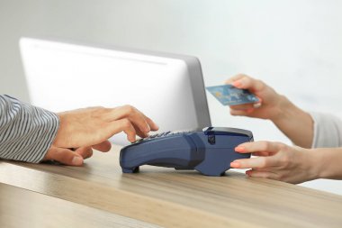 Otel resepsiyonundaki daireyi ödeyen adam