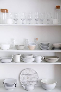 Farklı temiz yemek ile mutfak dolap