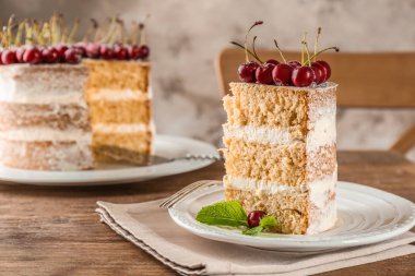 kek kiraz ile dekore edilmiş 