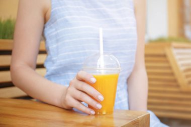 Plastik bardak suyu tutan kadın