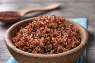 Bir kase haşlanmış quinoa tahıl