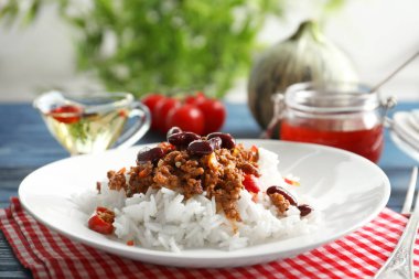 Chili con carne pilav ile servis 