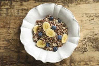 Tatlı quinoa ve muz ile