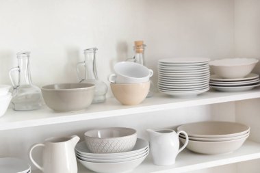 Farklı temiz yemek ile mutfak dolap