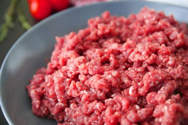 Taze forcemeat plaka üzerinde
