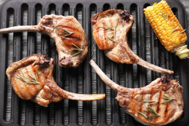 Lezzetli kaburga ızgara raf üzerinde