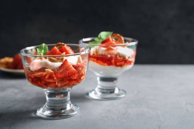 çilek çubuk kraker salata 