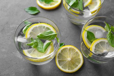 Bardak fesleğen su tablo ile kompozisyon