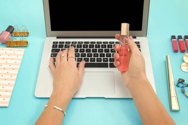 Dizüstü bilgisayarla çalışan kadın 