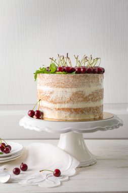kek kiraz ile dekore edilmiş 