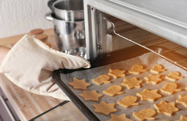 El ile Noel ham kurabiye pişirme tepsisi fırına koyarak kadın