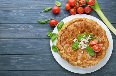 Ispanaklı masada lezzetli pasta