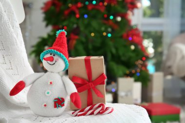 Kardan adam oyuncak ve hediye kutusunda örme kumaş kapalı