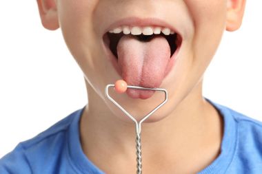 Logopedic sonda konuşma düzeltme beyaz arka planda, portre sevimli çocukla