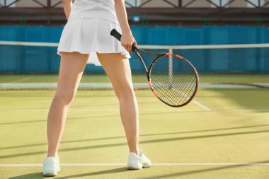 Sarayda tenis oynayan genç bir kadın.