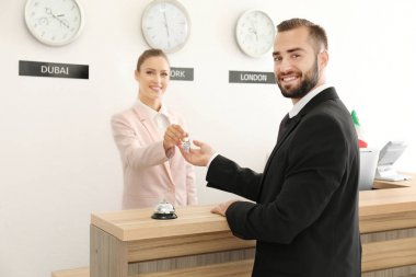 Kadın resepsiyonist müşteri otelde oda anahtar teslim