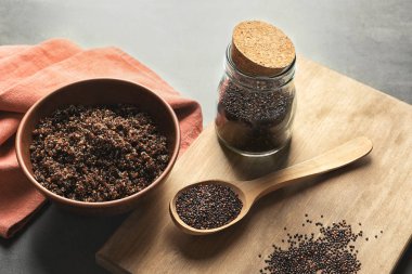 Bir kase haşlanmış quinoa tahıl