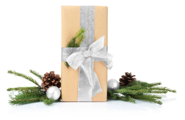 Gift box och jul dekorationer — Stockfoto