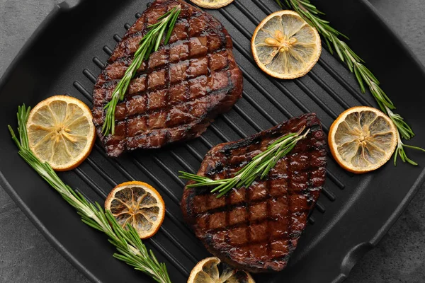 Grill pan with delicious steaks — Stock Photo, Image
