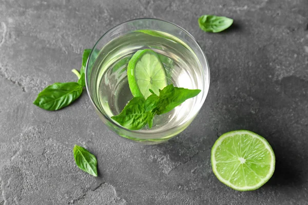 Glas met basilicum water op tafel — Stockfoto