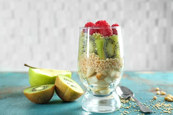 Composition avec quinoa et fruits en verre sur table — Photo