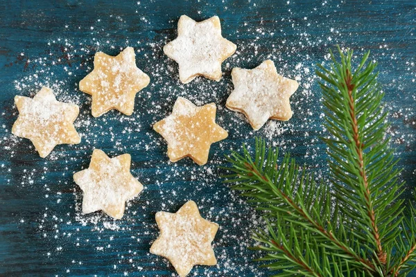 Ham kurabiye ve köknar ağacı dalı koyu arka plan üzerinde Noel kompozisyonu — Stok fotoğraf