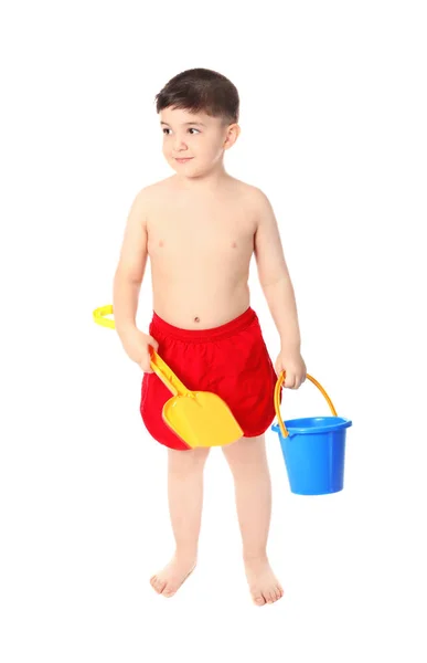 可爱的小男孩与塑料桶和舀在白色背景。暑期度假理念 — 图库照片