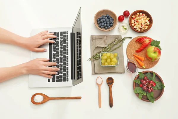 Frau arbeitet mit Laptop — Stockfoto