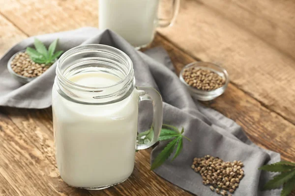 Tarro con leche de cáñamo — Foto de Stock