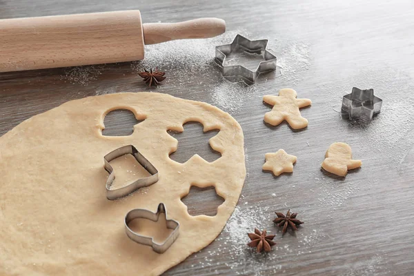 Sammansättning med deg för jul cookies på träbord — Stockfoto