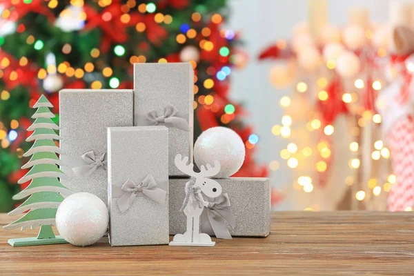 Geschenkdozen en kerstversieringen — Stockfoto