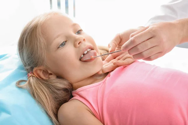 Girl at therapists office — Stock Photo, Image