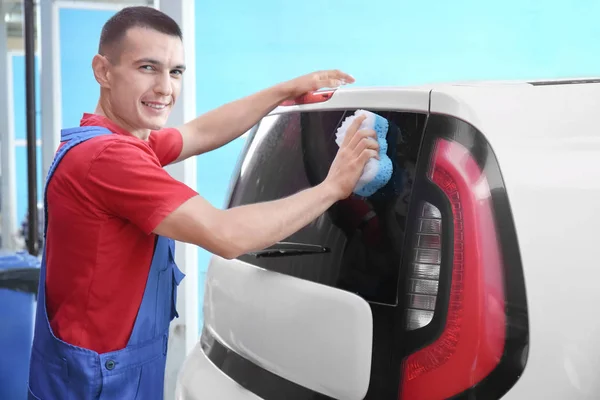 Hombre lavando ventanas de coche con esponja — Foto de Stock