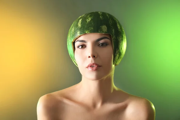 Mulher com capacete de melancia — Fotografia de Stock