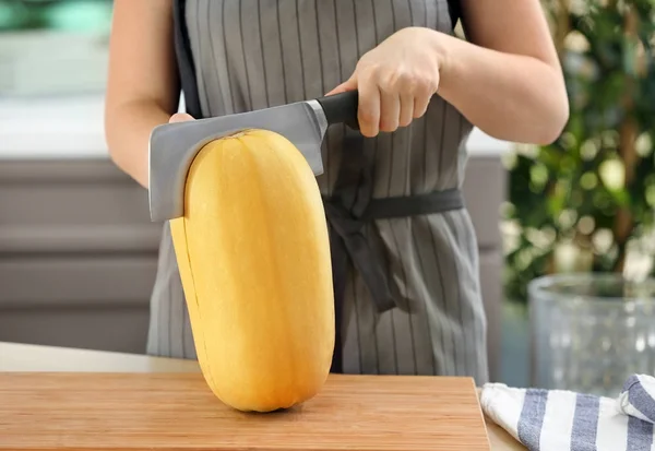 Frau schneidet in Küche Spaghetti-Kürbis an Bord — Stockfoto