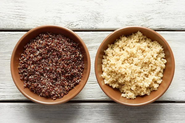 Bols à grains de quinoa bouillis — Photo