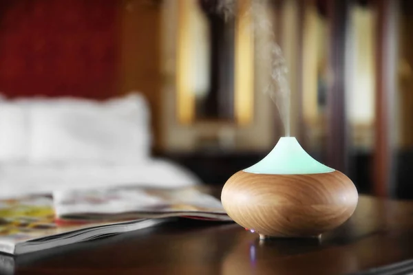 Difusor de óleo de aroma na mesa de madeira — Fotografia de Stock